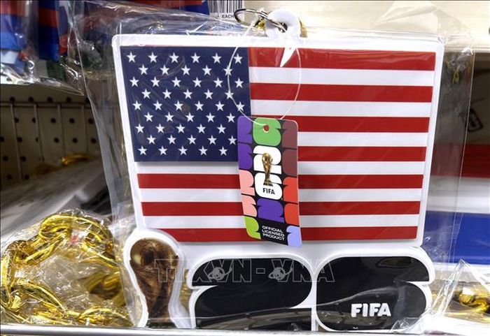 Sản phẩm ăn theo World Cup được bày bán tại một cửa hàng ở Washington D.C. Ảnh: Ngọc Quang/TTXVN