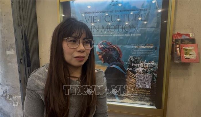 Chị Hoàng Thu Trang, thành viên Ban tổ chức, trả lời phỏng vấn.