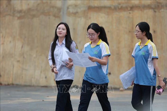 Những sĩ tử đầu tiên rời phòng thi sau khi hoàn thành môn tự chọn tại điểm thi trường THPT Chuyên Lào Cai. Ảnh: Tuấn Khôi/TTXVN