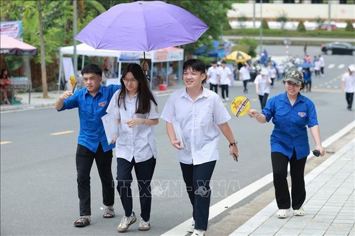 Đoàn thanh niên tình nguyện “tiếp sức mùa thi”, hỗ trợ sĩ tử trong kỳ thi. Ảnh: Tuấn Khôi/TTXVN
