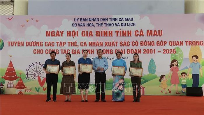 Phó Chủ tịch UBND tỉnh Cà Mau Ngô Vũ Thăng tặng Bằng khen của Chủ tịch UBND tỉnh cho các tập thể xuất sắc, có đóng góp quan trọng trong công tác gia đình giai đoạn 2001-2026.