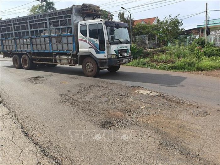 Đường ĐT.759 tại điểm xã Phước Minh cũ (nay xã Đa Kia) bị xuống cấp với nhiều “ổ gà”, “ổ voi”.