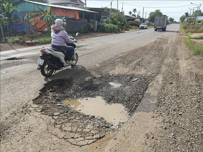 Đường ĐT.759 tại điểm thôn 2, xã Đa Kia bị xuống cấp với nhiều “ổ gà”, “ổ voi”.
