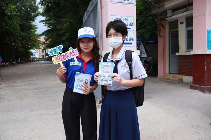 Mỗi tấm bảng là một lời chúc may mắn gửi đến các sĩ tử trong kỳ thi quan trọng sau 12 năm học tập.