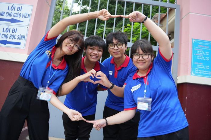 Sắc xanh tình nguyện cùng những lời động viên rực rỡ tạo nên hình ảnh đẹp trước cổng trường.