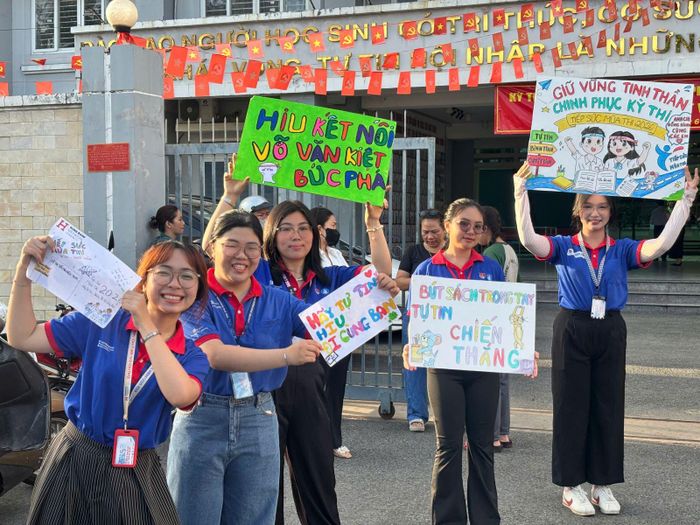 Những cánh tay giơ cao bảng cổ vũ như tiếp thêm năng lượng cho các thí sinh trước giờ làm bài.