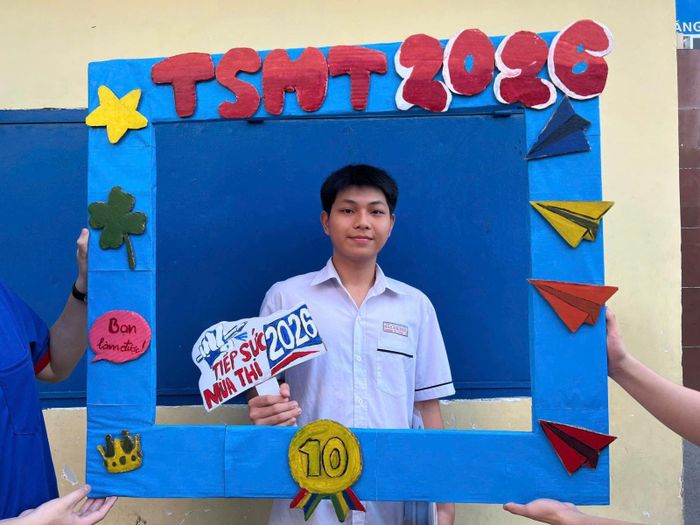 Nhiều thí sinh tranh thủ chụp ảnh cùng các tình nguyện viên và những tấm bảng đầy sáng tạo.