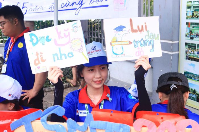 Các khẩu hiệu vui nhộn giúp nhiều sĩ tử giảm bớt căng thẳng trước khi bước vào phòng thi.