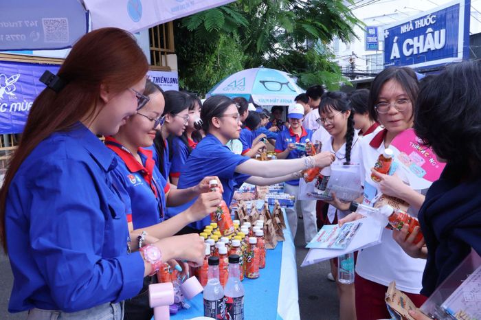 Chương trình "Tiếp sức mùa thi" năm nay tại TP Hồ Chí Minh thu hút 6.000 chiến sĩ tình nguyện, phủ xanh 246 điểm thi.