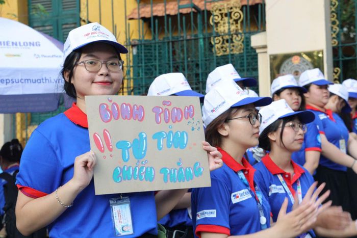 Nhóm sinh viên tình nguyện "tiếp sức" các sĩ tử tại điểm thi THPT Trưng Vương, TP Hồ Chí Minh.