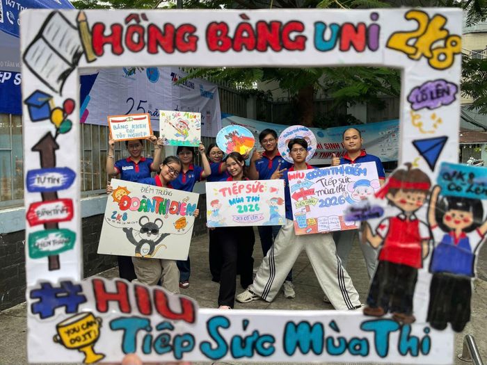 Những tấm bảng cổ vũ đầy màu sắc của sinh viên tình nguyện mang đến tiếng cười và tiếp thêm động lực cho sĩ tử trước giờ thi.