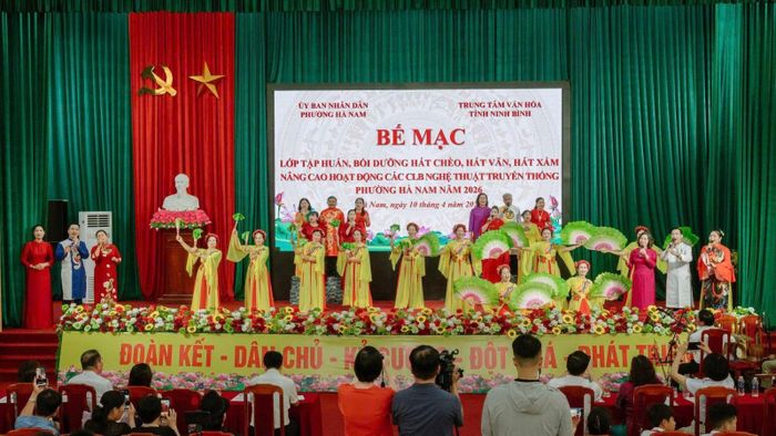 Trung tâm văn hóa tỉnh Ninh Bình phối hợp với UBND phường Hà Nam tổ chức bế mạc Lớp tập huấn, bồi dưỡng hát chèo, hát văn, hát xẩm, nâng cao hoạt động các CLB nghệ thuật truyền thống phường Hà Nam năm 2026. Ảnh tư liệu: Facebook Trung Tâm Văn Hóa Tỉnh Ninh Bình