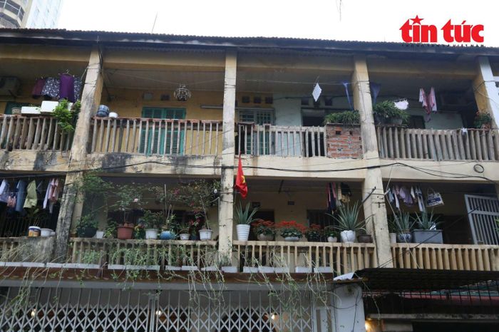 TP Hà Nội đang tìm lời giải cho hàng loạt chung cư cũ xuống cấp.