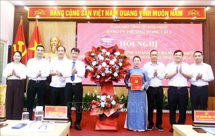 Lãnh đạo Đảng ủy phường Móng Cái 1 tặng hoa chúc mừng Đảng bộ khối doanh nghiệp ngoài nhà nước.