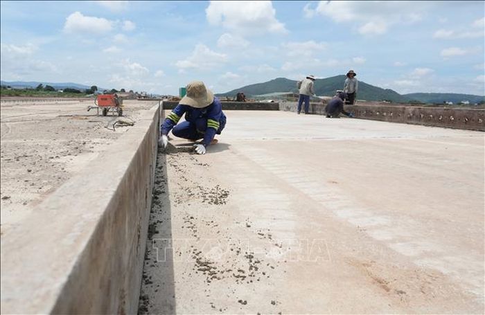 Một đoạn khoảng 1,8 km trong tổng chiều dài 3,2 km của đường cất hạ cánh sân bay Liên Khương đã hoàn thiện đổ bê tông xi măng cả 2 lớp, đang được vệ sinh để thi công hoàn thiện.