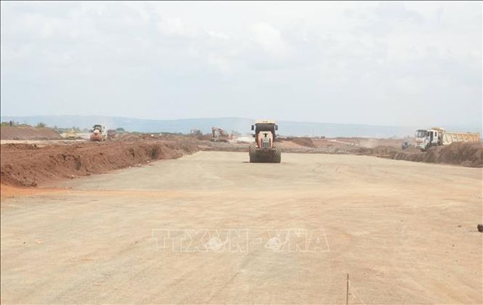 Phương tiện cơ giới thi công lớp đá dăm tại hạng mục đường lăn sân bay Liên Khương sau khi đã được đào sâu khoảng 70cm so với nền cũ.