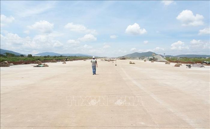 Một đoạn khoảng 1,8 km trong tổng chiều dài 3,2 km của đường cất hạ cánh sân bay Liên Khương đã hoàn thiện đổ bê tông xi măng cả 2 lớp, đang được vệ sinh để thi công hoàn thiện.