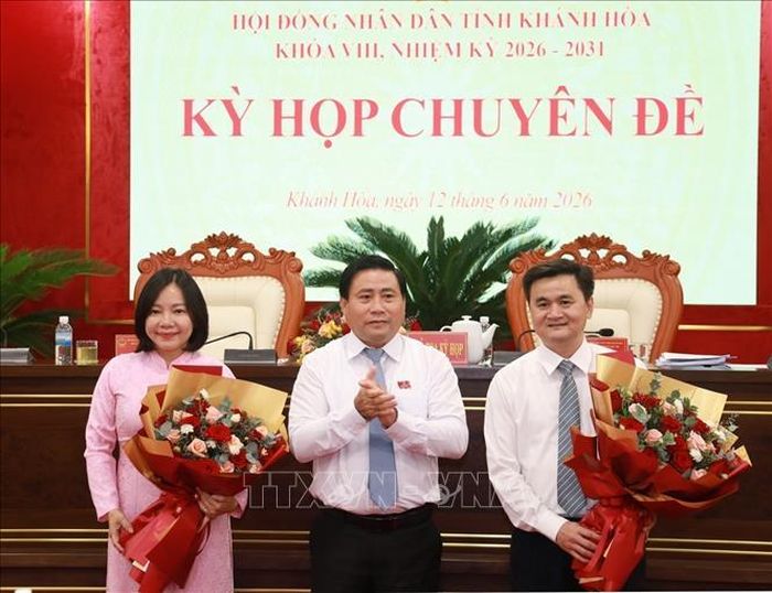 Ông Lâm Đông, Phó Bí thư Tỉnh ủy, Chủ tịch HĐND tỉnh Khánh Hòa tặng hoa chúc mừng 2 thành viên UBND tỉnh.