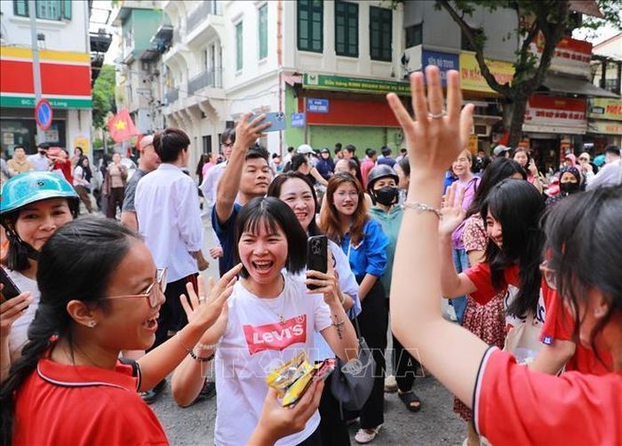 Phụ huynh chia sẻ cảm xúc với thí sinh sau khi hoàn thành Kỳ thi tốt nghiệp THPT 2026 tại điểm thi Trường THPT Trần Phú - Hoàn Kiếm (phường Cửa Nam). Ảnh: Khánh Hòa/TTXVN
