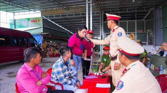 Phòng Cảnh sát Giao thông Công an tỉnh Tây Ninh thực hiện kiểm tra nồng độ cồn và ma túy đối với lái xe đưa đón khách tuyến cố định trên địa bàn phường Ninh Thạnh, tỉnh Tây Ninh.