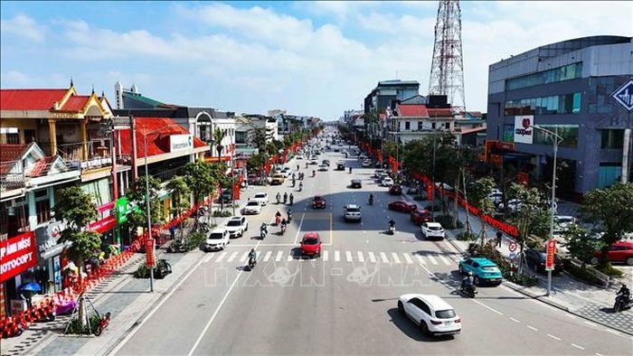 Một tuyến đường trung tâm tại phường Thành Sen, tỉnh Hà Tĩnh. Ảnh: Hữu Quyết/TTXVN