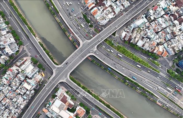 Cầu Calmette (nối hai phường Sài Gòn và Xóm Chiếu), một trong nhiều cây cầu bắc qua kênh Tàu Hủ - Bến Nghé, góp phần tạo cảnh quan xanh, sạch, đẹp cho đô thị TP Hồ Chí Minh.