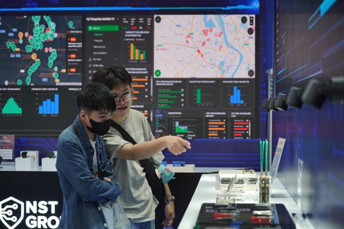 Các bạn trẻ trải nghiệm công nghệ trình chiếu hiện đại, khám phá những dấu mốc lịch sử của lực lượng Công an nhân dân.