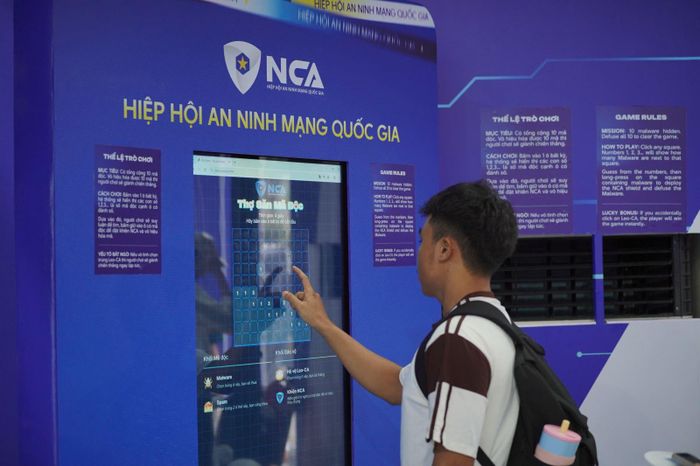 Không gian “Bức tường an ninh mạng” thu hút người dân tìm hiểu kiến thức phòng chống tội phạm công nghệ cao.