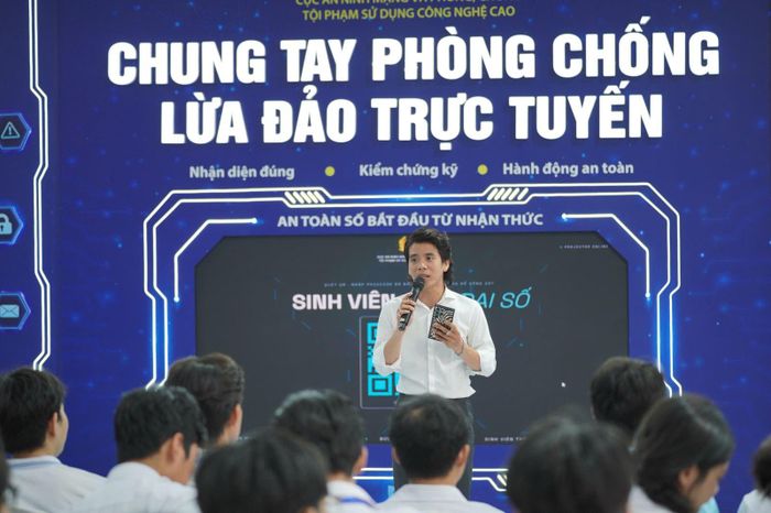 Người dân tham gia hoạt động tìm hiểu về tội phạm sử dụng công nghệ cao tại sự kiện.