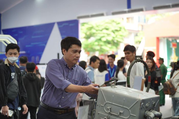 Ông Nguyễn Tất Hồng Dương, Tổng Biên tập Tạp chí An ninh mạng Việt Nam đang trải nghiệm công nghệ hiện đại tại sự kiện.