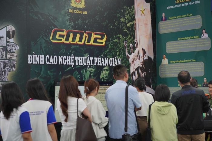 Các bạn trẻ trải nghiệm công nghệ trình chiếu hiện đại, khám phá những dấu mốc lịch sử của lực lượng Công an nhân dân.