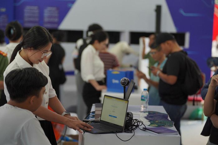 Các gia đình đưa con em đến trải nghiệm, học hỏi kiến thức về an toàn thông tin và bảo vệ bản thân trong môi trường số.