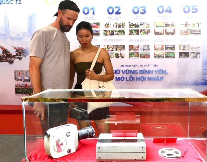 Du khách quốc tế thích thú tham quan các khu vực tương tác trong chuỗi sự kiện Gala “Tổ quốc bình yên” tại TP Hồ Chí Minh.