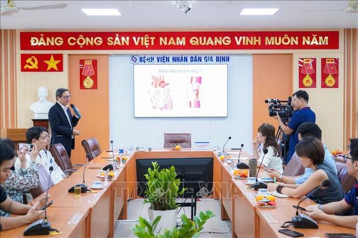 Bác sĩ Bệnh viện Nhân dân Gia Định Thành phố Hồ Chí Minh chia sẻ thông tin về sự gia tăng và trẻ hóa nhồi máu cơ tim cấp trong thời gian gần đây.