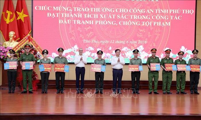 Lãnh đạo Tỉnh ủy, UBND tỉnh Phú Thọ khen thưởng cho các tập thể, cá nhân có thành tích xuất sắc trong công tác đấu tranh phòng, chống tội phạm. Ảnh: Tạ Toàn/TTXVN