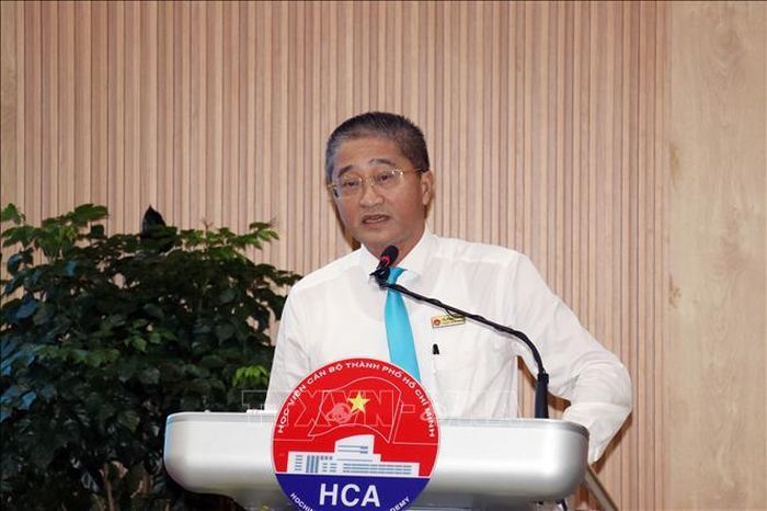 TS. Phan Hải Hồ, Trưởng khoa Nhà nước và pháp luật (Học viện Cán bộ Thành phố Hồ Chí Minh) báo cáo đề đẫn Hội thảo.