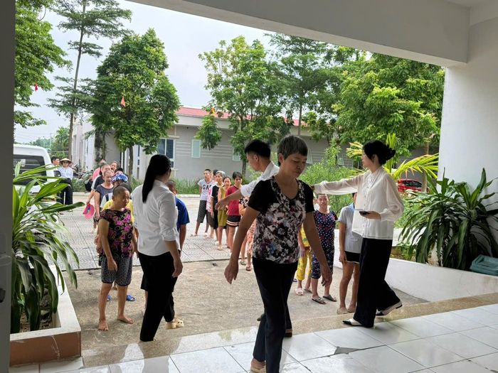 Người bệnh tâm thần tại Trung tâm được hướng dẫn xếp hàng vào thăm khám.