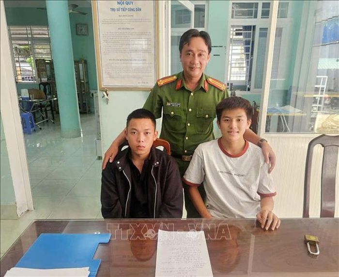Cán bộ Công an phường Rạch Giá cùng em Huỳnh Minh Khánh (SN 2008, phường Rạch Giá, An Giang) trả lại 354 triệu đồng cho anh Phạm Đức Dương (xã Hòa Bắc, Lâm Đồng) là người đã chuyển nhầm. Ảnh: TTXVN phát