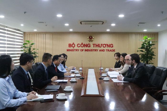 Đặc phái viên Thương mại của Chính phủ Anh tại Việt Nam, Thái Lan, Campuchia và Lào, Nghị sĩ Matt Western làm việc với Bộ Công Thương.