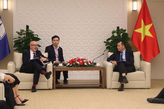 Ông Matt Western trong buổi làm việc với Tập đoàn Điện lực Việt Nam (EVN).