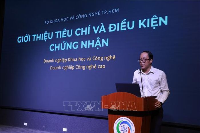 Đại diện Sở Khoa học và Công nghệ TP Hồ Chí Minh giới thiệu về tiêu chí, điều kiện chứng nhận doanh nghiệp khoa học và công nghệ, doanh nghiệp công nghệ cao.