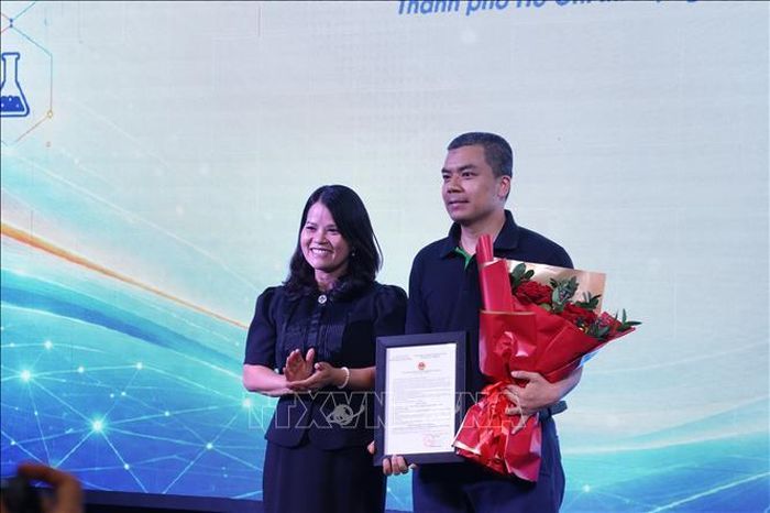 Lãnh đạo Sở KH&amp;CN TP Hồ Chí Minh trao Giấy chứng nhận doanh nghiệp khoa học và công nghệ, doanh nghiệp công nghệ cao cho các đơn vị đủ điều kiện.