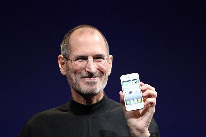 Steve Jobs giới thiệu iPhone 4 tại Hội nghị Nhà phát triển Toàn cầu năm 2010. Ảnh: Wikimedia Commons