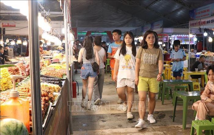 Gian hàng ẩm thực thu hút nhiều người dân đến thưởng thức tại Hội chợ Thương mại Festival Huế 2026.