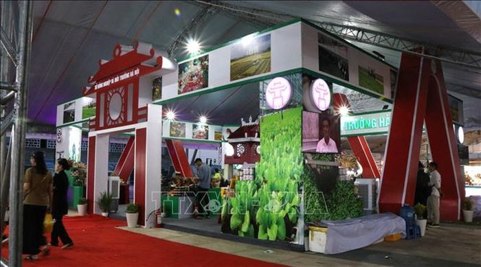 Nhiều gian hàng tại hội chợ Thương mại Festival Huế 2026 được sắp đặt, trang trí công phu.
