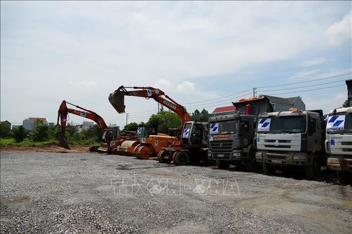 Máy móc, phương tiện được huy động đến công trường để thi công Dự án Nhà ở cho thuê Long Bình. Ảnh: Công Phong - TTXVN. Ảnh: Công Phong/TTXVN