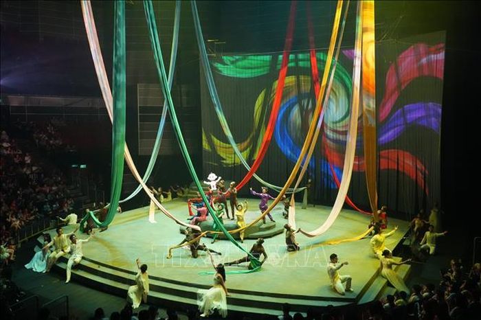 Với thời lượng hơn 60 phút, “Mơ show” kể về hành trình trưởng thành của một đứa trẻ từ những cảm nhận đầu tiên về ánh sáng, màu sắc, sự sống cho đến khi khám phá, gọi tên các cung bậc cảm xúc của mình.