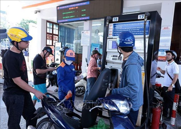 Mua bán xăng sinh học tại một cửa hàng của Petrolimex. Ảnh: Trần Việt/TTXVN
