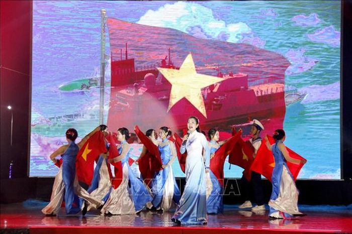 Biểu diễn nghệ thuật phục vụ nhân dân đặc khu Phú Quý tại Dạ hội điện ảnh.