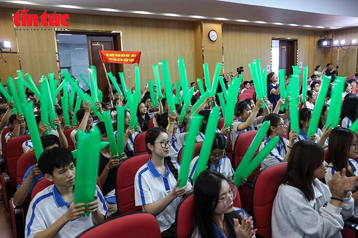 Cuộc thi diễn ra sôi nổi, hào hứng nhờ sự cổ vũ nhiệt tình và đầy năng lượng của cổ động viên.